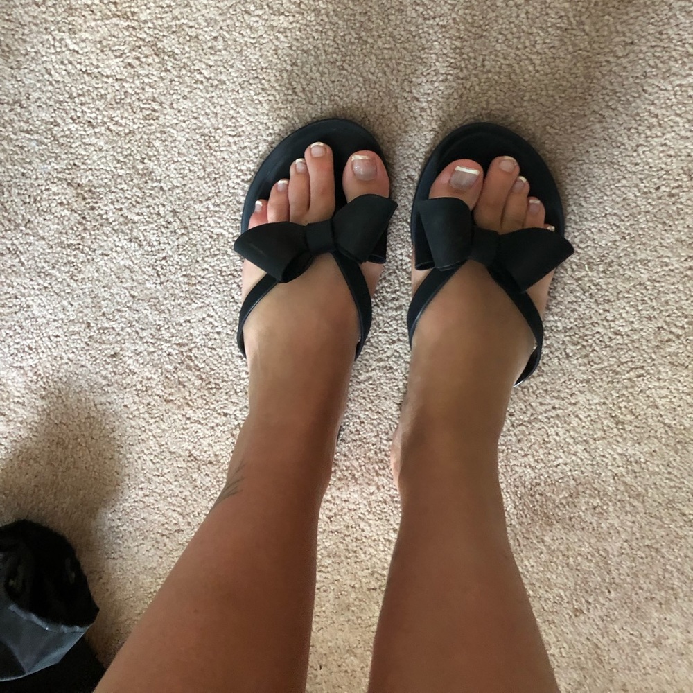 Black bow sandals